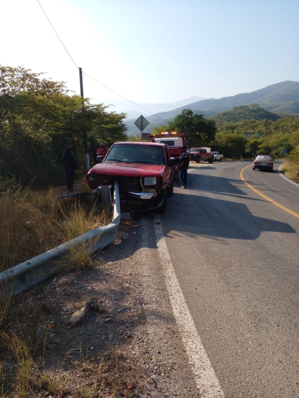 Incrustó su vehículo en la barra metálica de contención