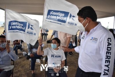 Miguel Martínez se reúne con jóvenes cadereytenses.