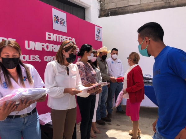 Entrega Lisbeth Plaza Uniforme a Trabajadores del SMDIF.