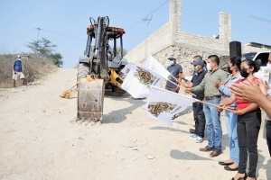 Pavimentan calle en el Campamento