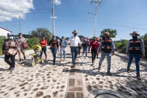 Entrega Enrique Vega obra pública en las comunidades de Coyotillos, La Loma y Jesús María