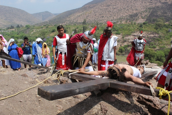 Realizan Actores de la comunidad de Panales Tolimán representación del Viacrucis en Vivo