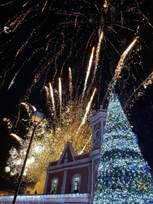 Lupita Pérez realiza encendido del árbol navideño en Bernal