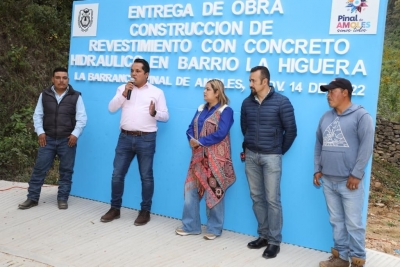 Entrega Lupita Ramírez mejoramiento de camino mediante Rampa de concreto en La Barranca