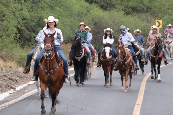 Sonia Rocha participa en cabalgata por Cadereyta