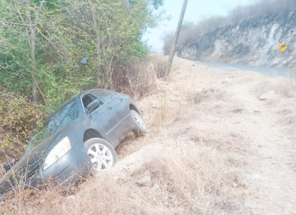 Por poco cae al barranco