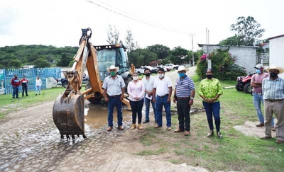 Chely Amador  Arranca obra de pavimentación  de acceso a San Antonio Tancoyol