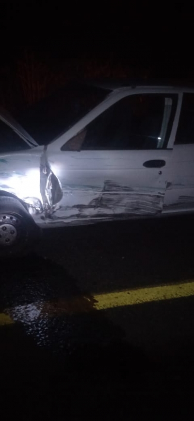 Vehículo desconocido impacta a un auto y lo saca del camino