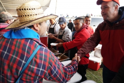 Recibe Mario Calzada a peregrinos de El Marqués en Edo. de México