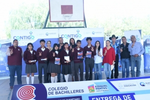 Entregan tabletas electrónicas a estudiantes de bachillerato