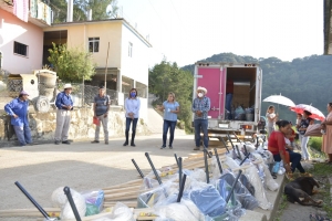 Lupita Ramírez Plaza entrega paquetes alimentarios y kits de limpieza