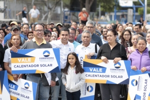 Encabeza Roberto Sosa entrega de calentadores solares