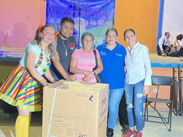 Selene Salazar asiste a festejos del Día del Niñ@ y de la mamá