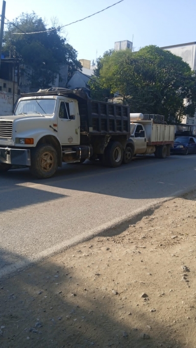 Se impacta camioneta contra un camión