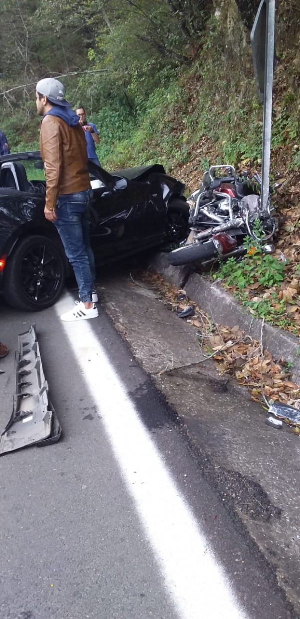 Un motociclista lesionado por invadir carril