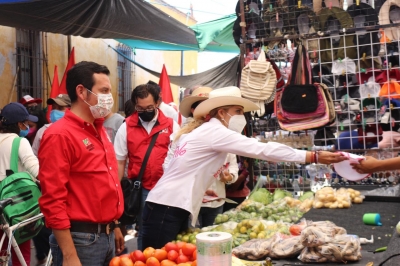 Se compromete Rosita Olvera con artesanos de Tolimán