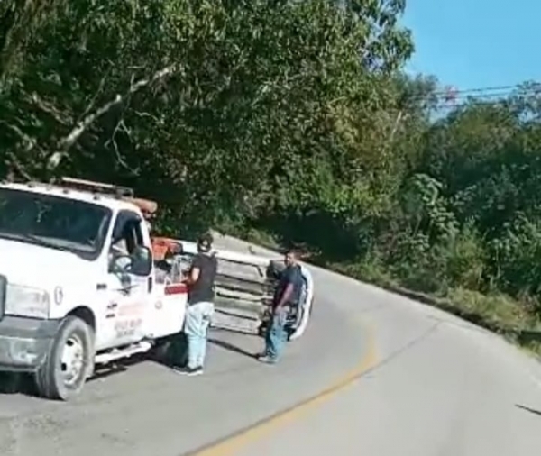 Dos lesionados en volcadura