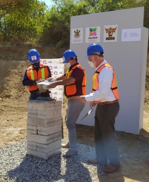 Colocan primera piedra del Centro de Acopio de la UGRQ