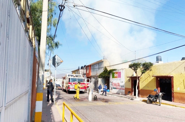 Mujer policía rescata a mujer en incendio