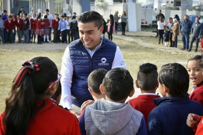 Buscará Roberto Sosa  mejorar infraestructura  de la primaria Bicentenario de la Independencia de México