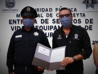 Entrega LEBM seguros de vida, equipamiento de seguridad y unidades a personal de seguridad pública municipal