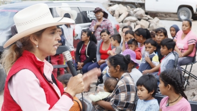 En Peñamiller, Rosita Olvera se compromete con comunidades