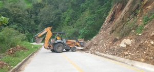 Inicia Landa monitoreo y limpieza de caminos por caída de piedras y lodo