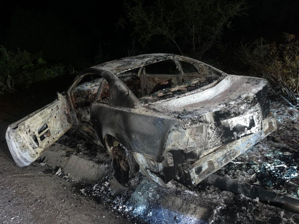 Se incendia vehículo en la carretera a Valle Verde, Jalpan de Serra