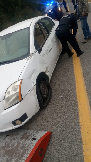 Dos vehículos chocaron cuando circulaban en la carretera Jalpan-Río Verde