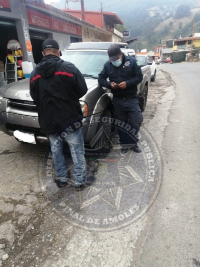 Policía de Pinal de Amoles detienen a sujeto que circulaba con “placas patito”