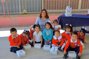 Lupita Alcántara entrega Zapatos Escolares