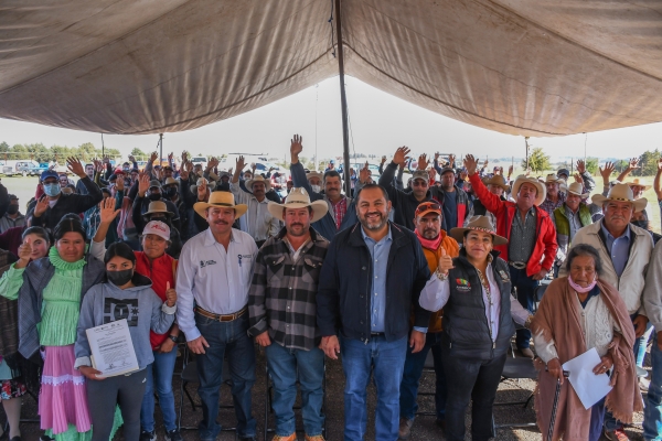 René Mejía presente en la entrega de apoyos a productores Amealcenses.