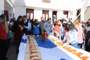 Lupita Ramírez Plaza  Comparte rosca de reyes con personal del Ayuntamiento