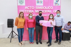 Entrega Presidenta Municipal equipos de cómputo y reconocimientos a personal del SMDIF.