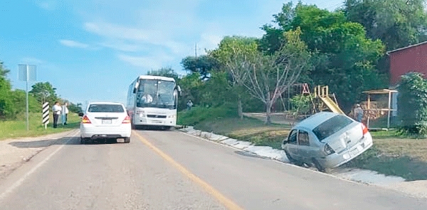 Autobús impacta a automóvil