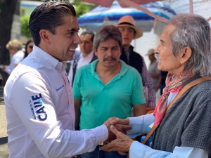 Recorre Roberto Sosa el tianguis de El Pueblito para presentar resultados