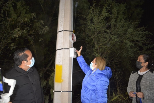 Lupita Ramírez hizo entrega de ampliación de alumbrado público en Huilotla.