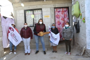 Entrega Elvia Montes apoyos de vivienda en la Delegación de Bernal.