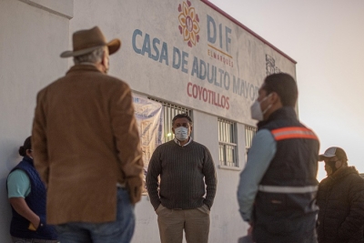 Entrega Enrique Vega ampliación de red eléctrica y alumbrado público en Coyotillos