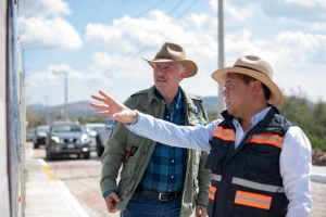 Entrega Enrique Vega obra educativa y social en tres localidades de El Marqués