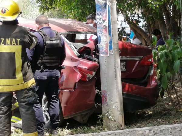 CodigoRojo | Auto impacta poste de energía eléctrica