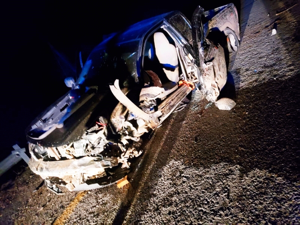 Abandonan camioneta accidentada