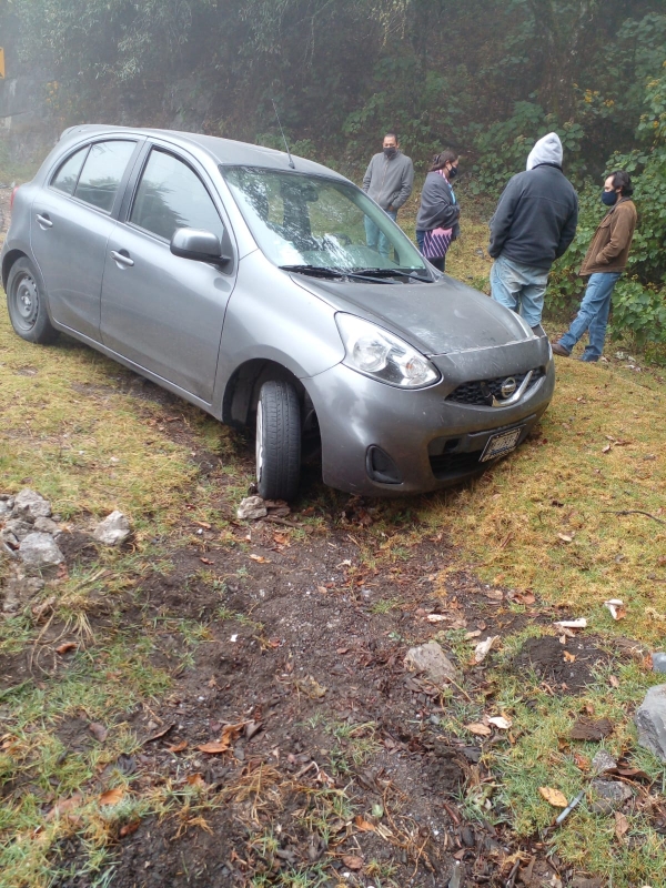 Sale vehículo de la cinta asfáltica en carretera SJR-Xilitla