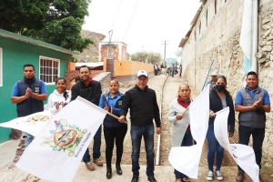 Continua pavimentación de calle en la Plazuela