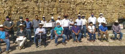 Entregan pacas y apoyo con viajes de agua a ganaderos de Tequisquiapan