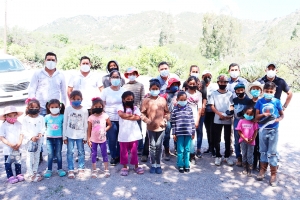 Entrega JCL zapatos a estudiantes