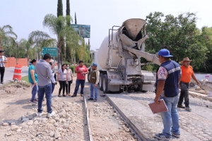 Marina Ponce y comité de obra supervisan obra del Boulevard.