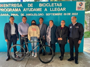 Encabeza Iván Zárate entrega de bicicletas del “Programa ayúdame a llegar” en La Colgada