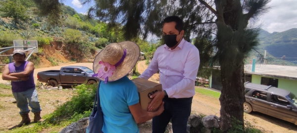 Entrega Iván Zárate Muñoz apoyos del programa &quot;Uniendo Corazones&quot;