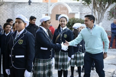 Roberto Sosa refrenda su compromiso por la educación de Corregidora